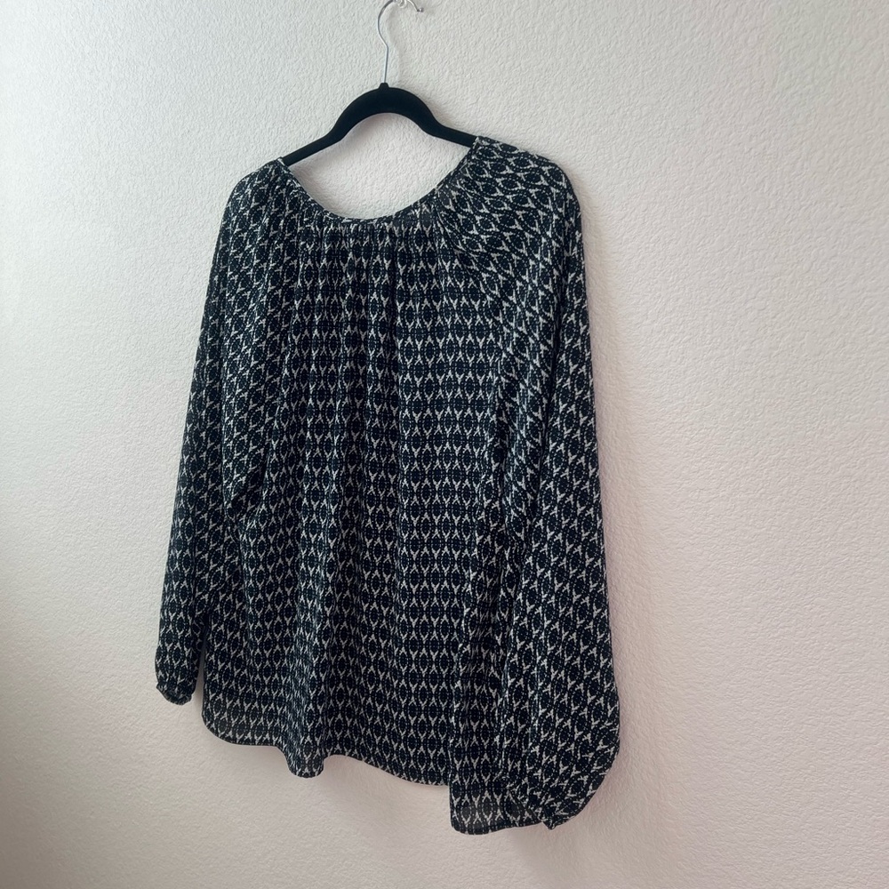 Vince Camuto Navy Blue and White Patterned long sleeve shirt